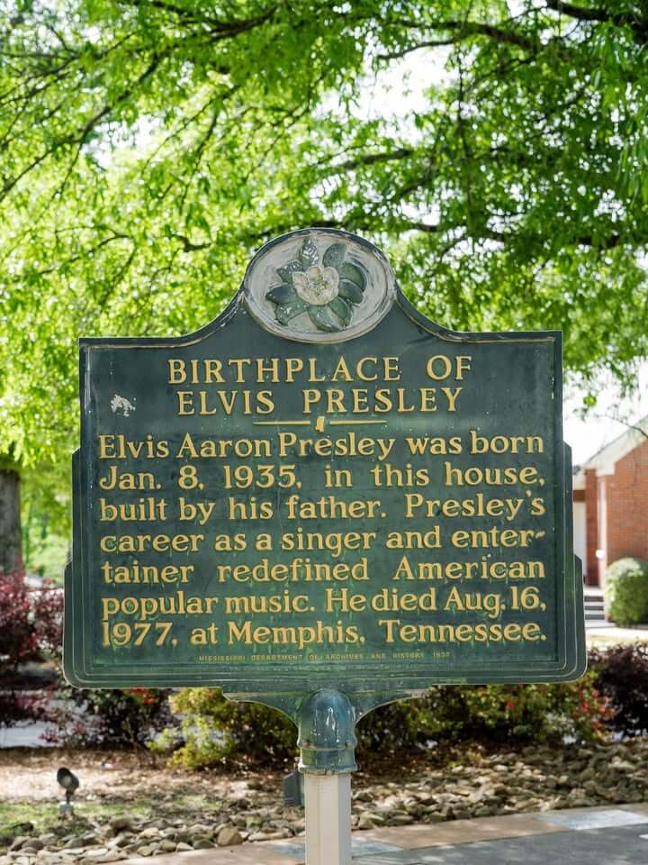 🌷 Enjoy the Elvis Presley Birthplace in bloom!